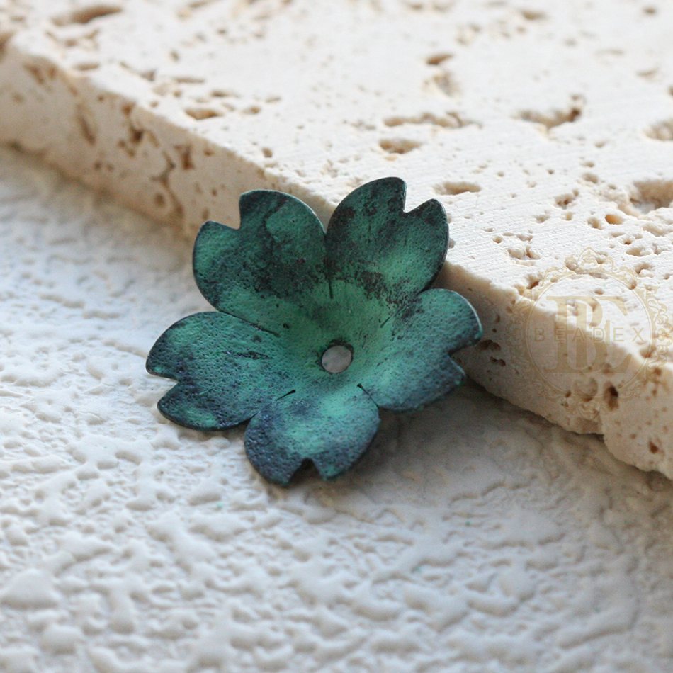 Een Stuk Handgemaakte Groene Patina Charme-Varieert Vormen En Grootte (Pta-C): Goud-kleur