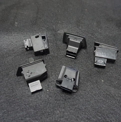 6 farver  gy6 kontakter 50cc 125cc 150cc knallert scooter hoved lys horn dæmper sving starter enkelt kontakt knap 5 stk.: Sort