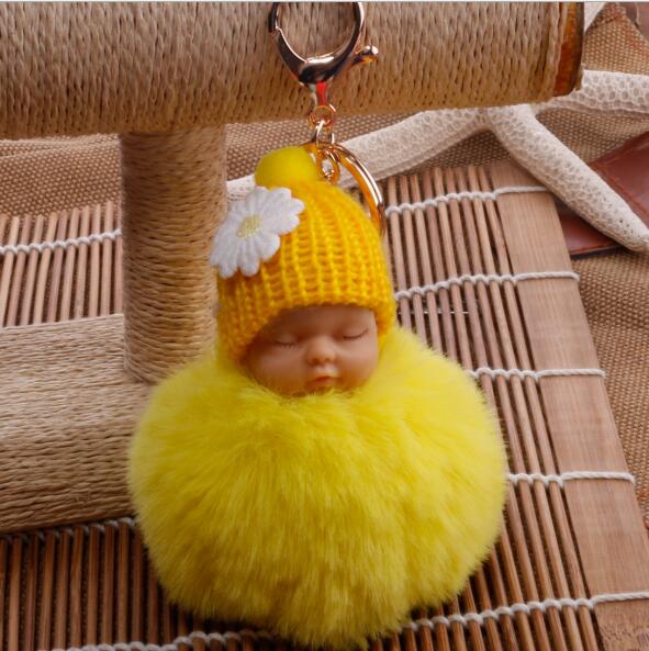 Söta sovande baby docka nyckelringar för kvinnor väska leksak nyckelring fluffiga pom pom päls plysch nyckelringar: Gul