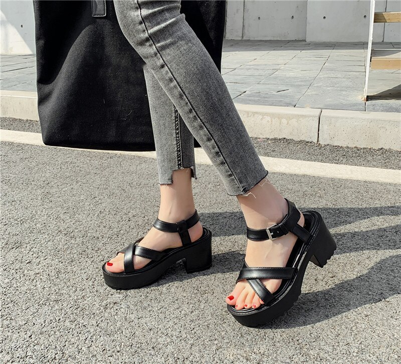 Ymechic zwarte gladiator sandalen met plateauzool voor dames met enkelbandje, casual gothic damesschoenen in romeinse stijl, zomerse korting op hakken