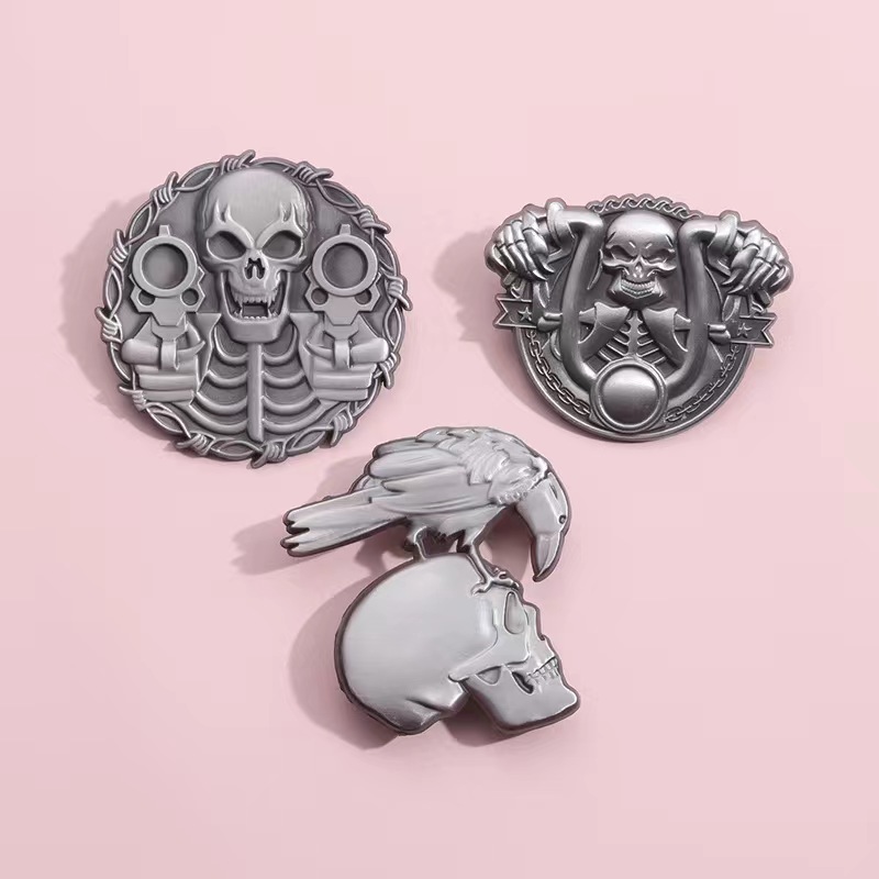 Épingle en émail de crâne de corbeau en relief gothique, broche de revolvers de odorà deux pistolets, insigne en métal de revers, style sombre, de bijoux