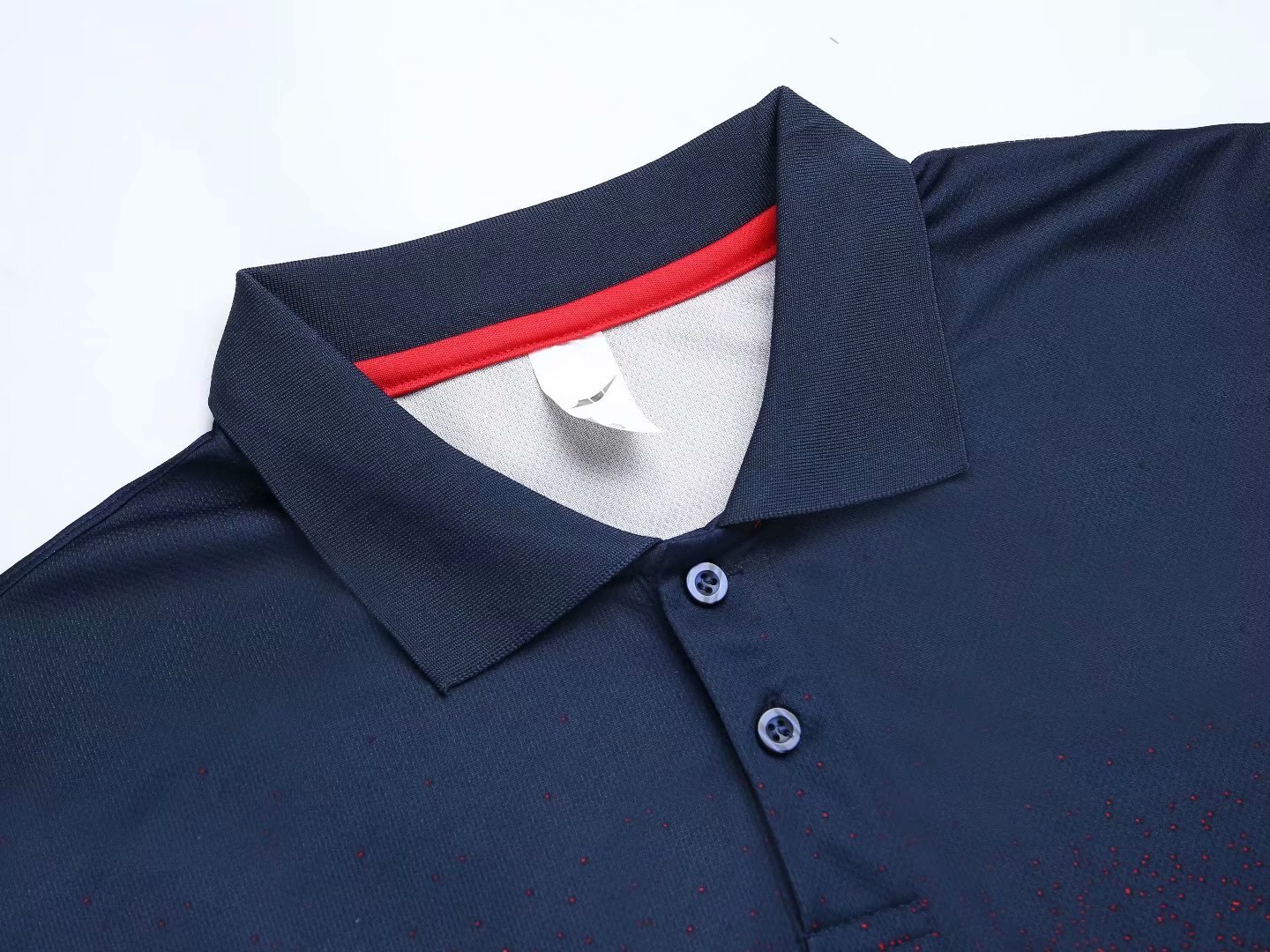 1805 bleu avec t-shirt rouge polos