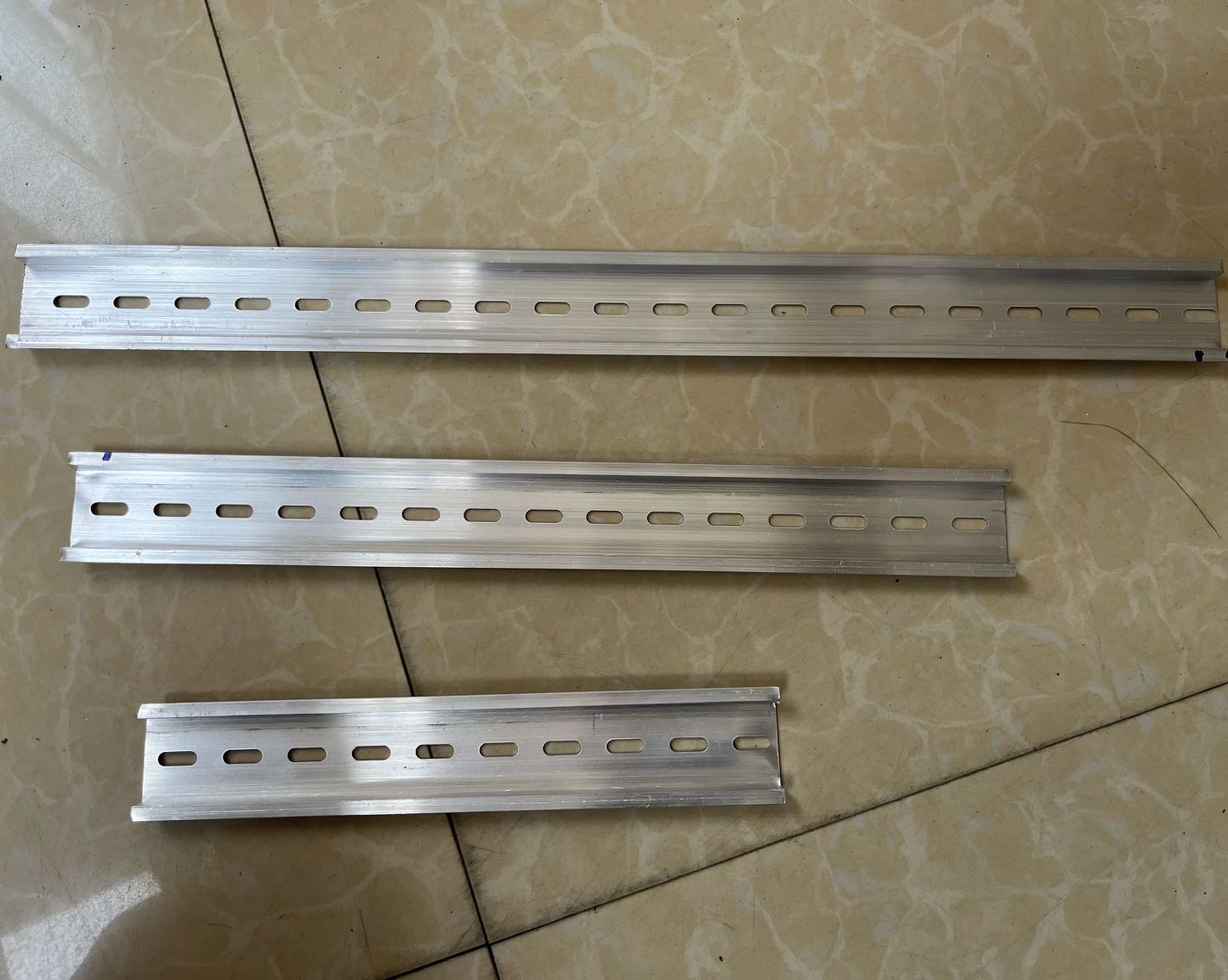 Carril Universal DIN de aluminio, espesor de 0,8 MM de ancho, 35MM de longitud, 10/12/15/20/25/30CM, bloque de terminales, ranurado eléctrico, carril DIN