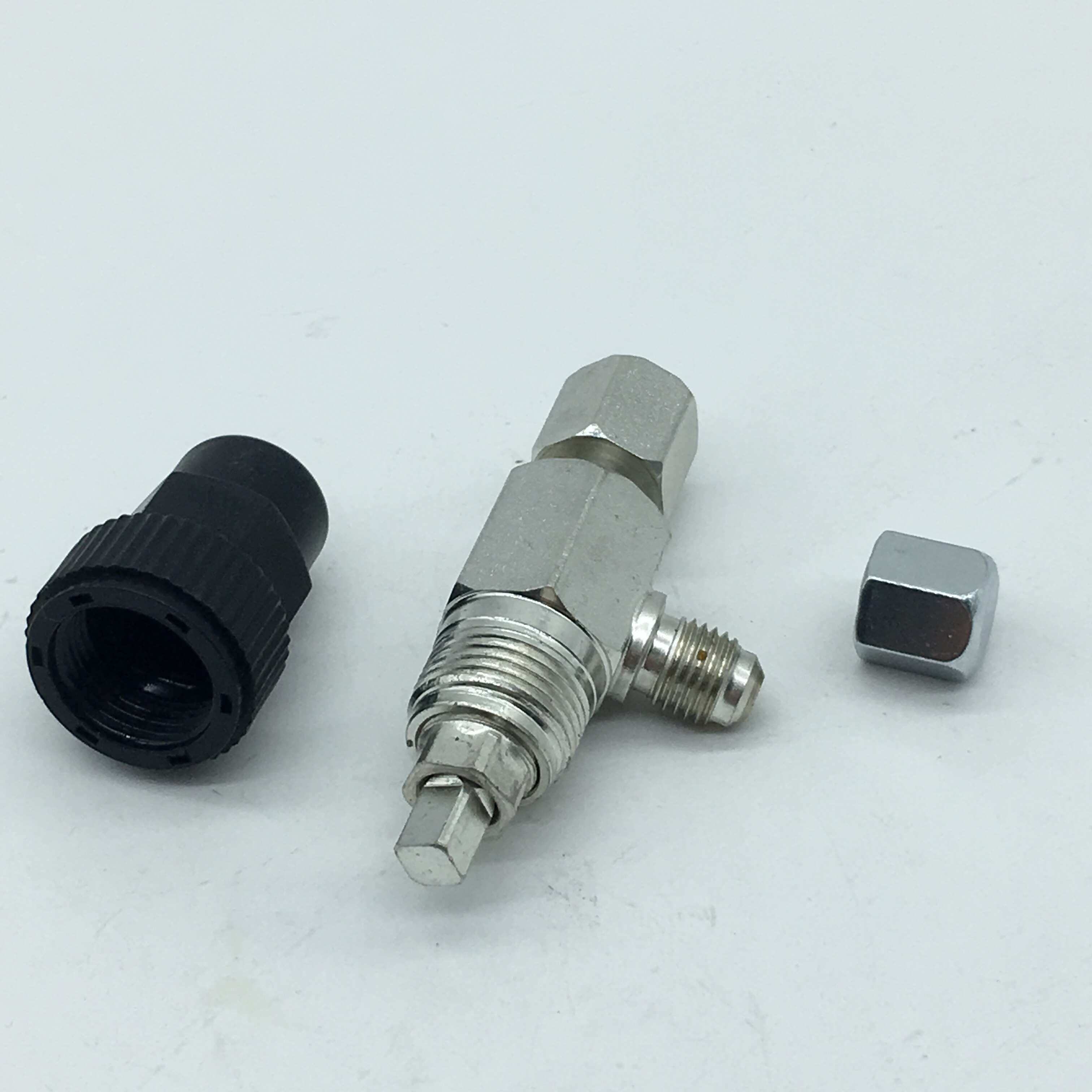 Vertical Rotalock shutoff valve is usually working together with angle valve of liquid refrigerant reciever for charging, etc.