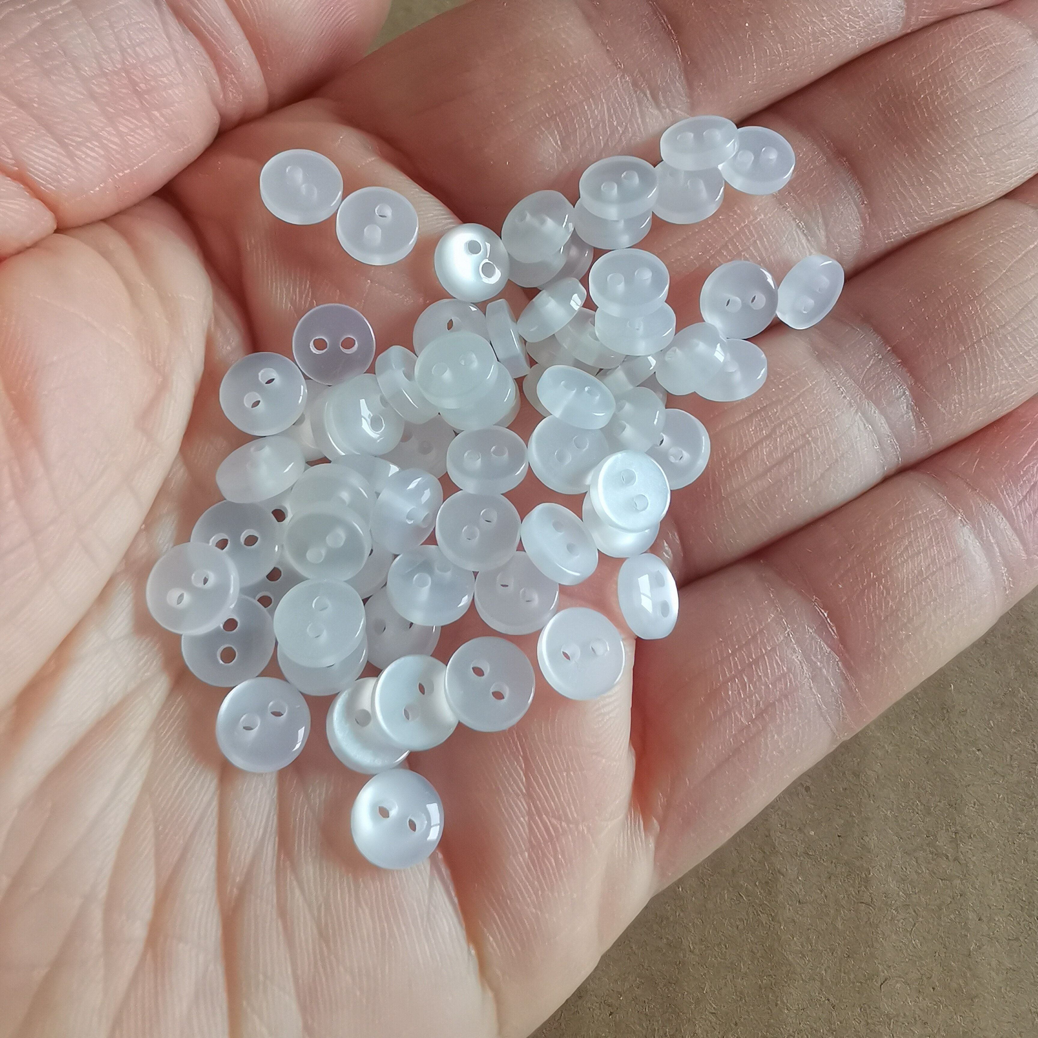 100 st 6mm runda pärla små knappar 2 hål glänsande baby fancy glänsande kappa stövlar sy docka kläder tillbehör knapp