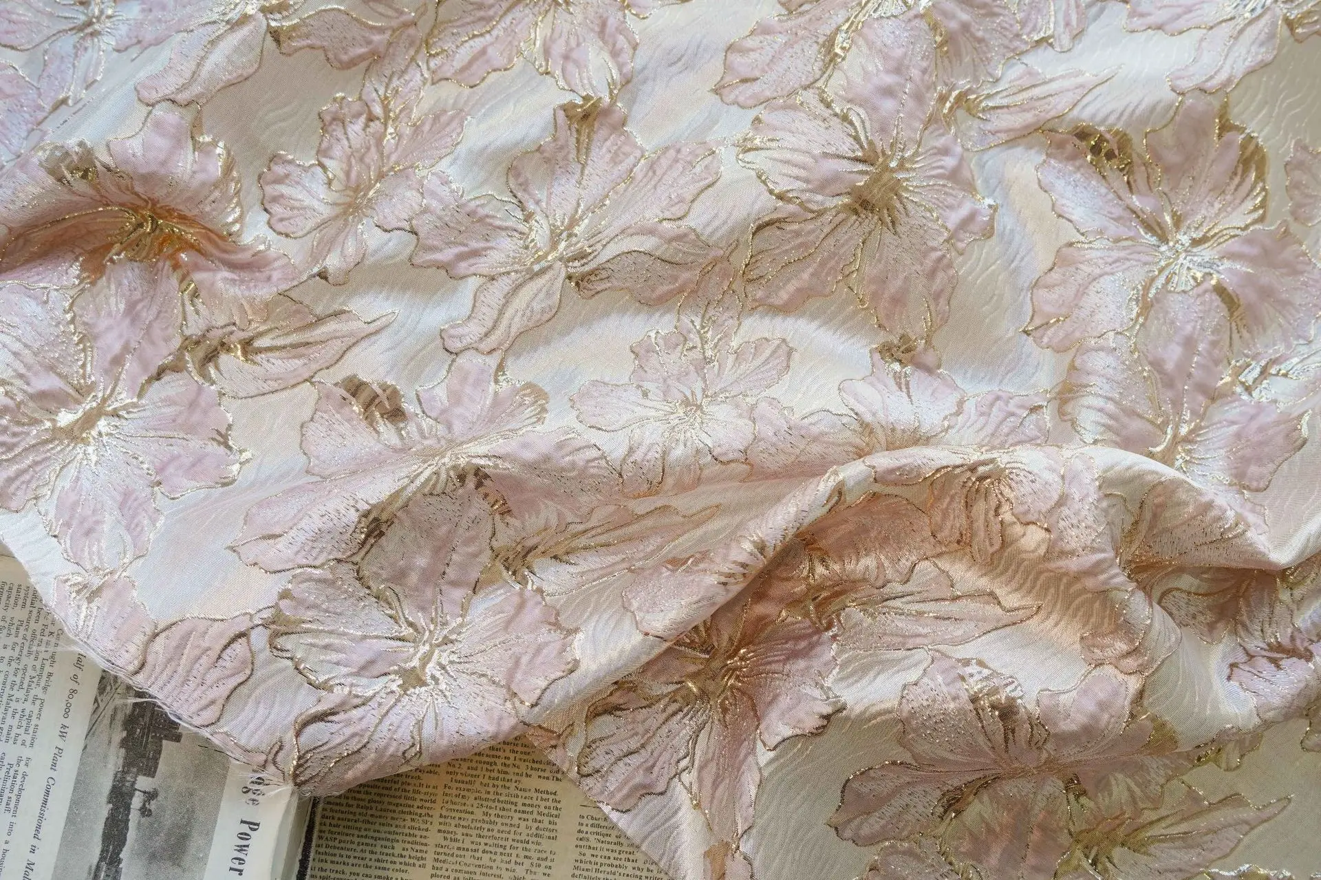 Reliëf Gouden Zijde Elegante Bloem Jacquard Stof Dames Zachte Jurk Pluizige Rok Waszak Diy Naaien Stof: WIT