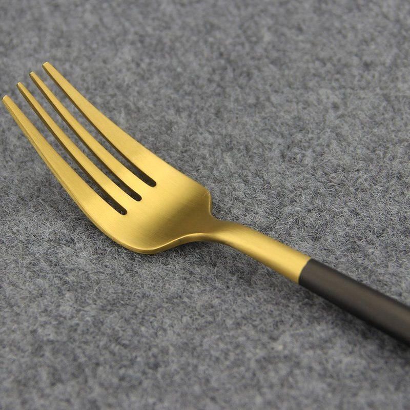 Lyxiga 4 -delade mattsvarta handtag och bestickset i guld i rostfritt stål, inklusive knivgaffelsked
