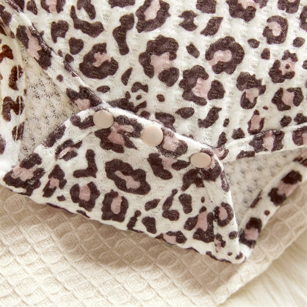 PatPat 2 stücke Solide Kabel und Leopard drucken Lange-hülsenspielanzug Baby einstellen