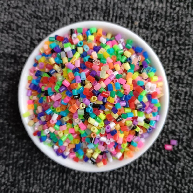1000 sztuk/paczka 2.6mm Mini koraliki bezpiecznikowe Pixel Puzzle koraliki do topienia żelaza do tworzenia biżuterii DIY wysokiej jakości ręcznie robiona zabawka edukacyjna: Pinkish Grey