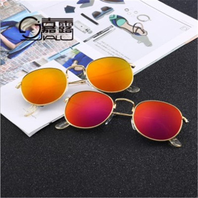 Nueva Retro redondo rojo gafas de sol hombres mujeres de de círculo Vintage negro con cristales rosas Hippie gafas de sol