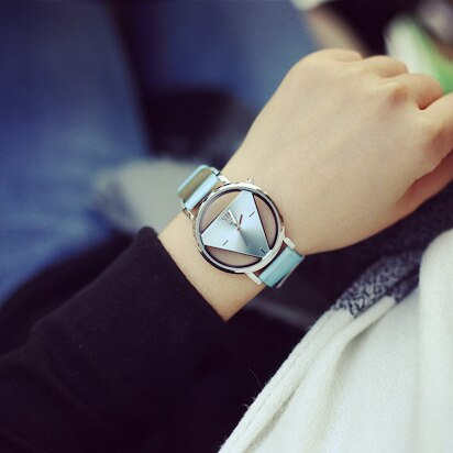 Hule trekant kvinder kvarts ure simpel nyhed og individualisme armbåndsur sort hvid læder ur: Himmelblå