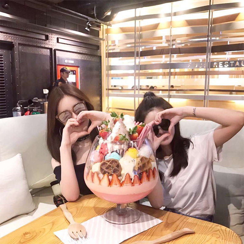 Super helado de goteo de vidrio de frutas de alta torta red rojo vaso para bebidas frías postre helado gigante