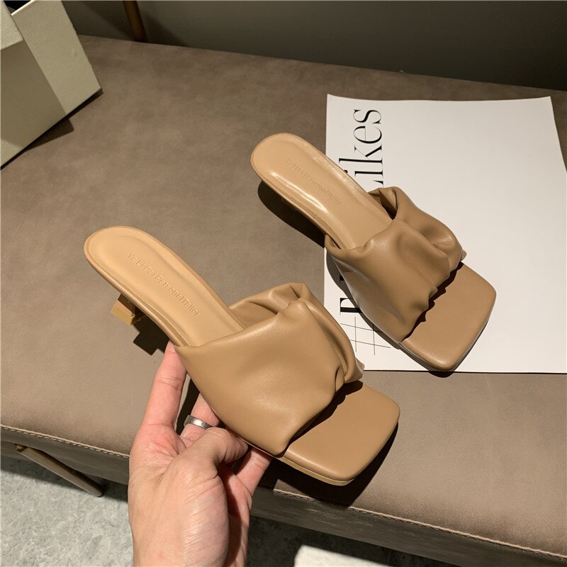 Kvinnor tofflor låga tunna klackar glidskor skor temperament ord damskor grunt slip on sommarklänning mulor flip flops