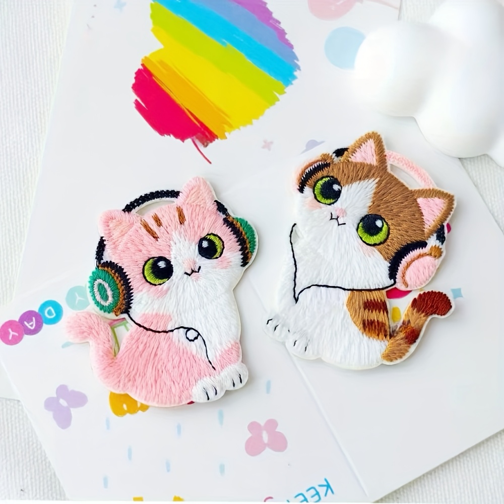 Vier geassorteerde schattige cartoon kattenborduurpatches met hoofdtelefoon, grappige badges borduurwerk applique kledingsticker kledingdecor
