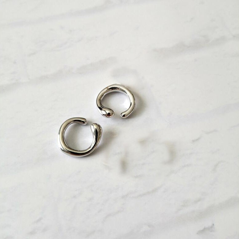 Hiphop punk metal ear cuff örhängen utan piercing inga öron hål öron cuff silver färg rund c clip on örhängen kroppssmycken: Ett par silver