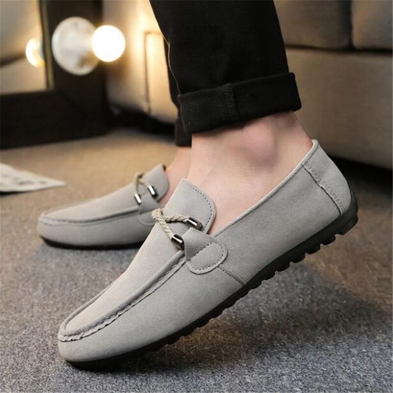 Herrskor vardagliga utomhuslägenheter stor storlek 39-44 solida svarta sneakers manliga atumun skor skateboardskor för män: Grå / 42