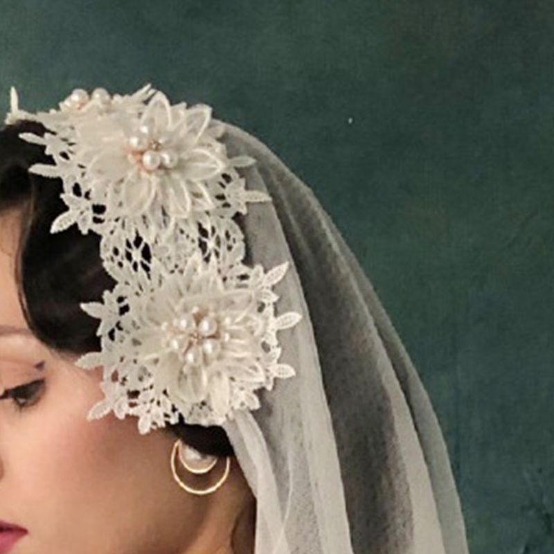 2- lager vintage kvinnor bröllopsslöja blommig spetsapplikation imitation pärla strass blomma brudslöja med fasta krokodilklämmor