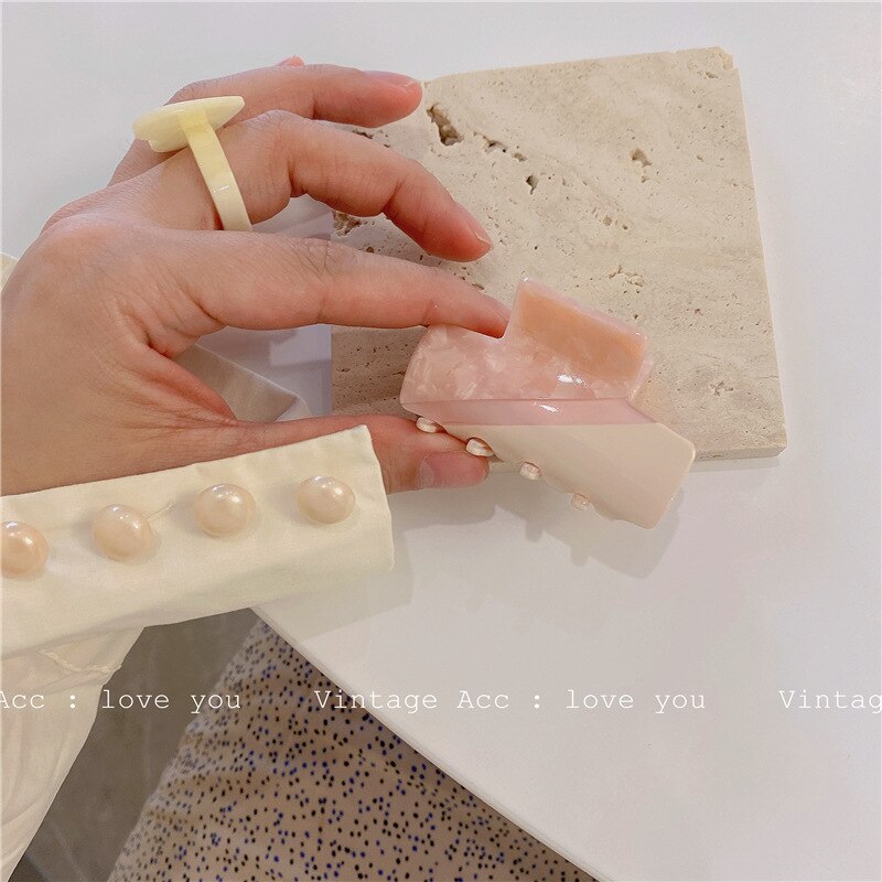 AOMU Sweet Romantic Pink Acrylic Hollow Square Hairpin Smooth Irregular Geometric Splicing Floral Hair Claw for Women Jewelry