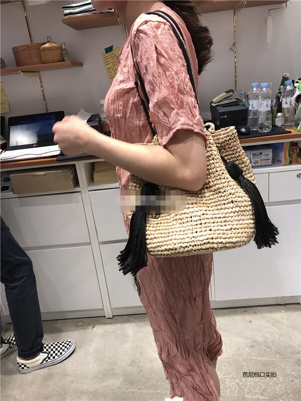 Neue Vielzahl Quaste Eine Schulter Stroh Tasche Einfache Freizeit Eimer Gewebt Strand Tasche Geldbörsen und Handtaschen Modische Geldbörsen