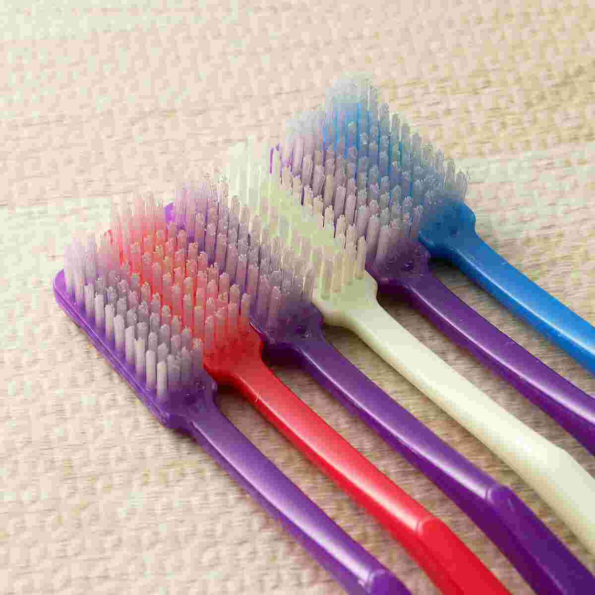 Escova de dentes dura manual premium das cerdas de 6 pces para a limpeza adulta da mancha dos dentes (aleatória)