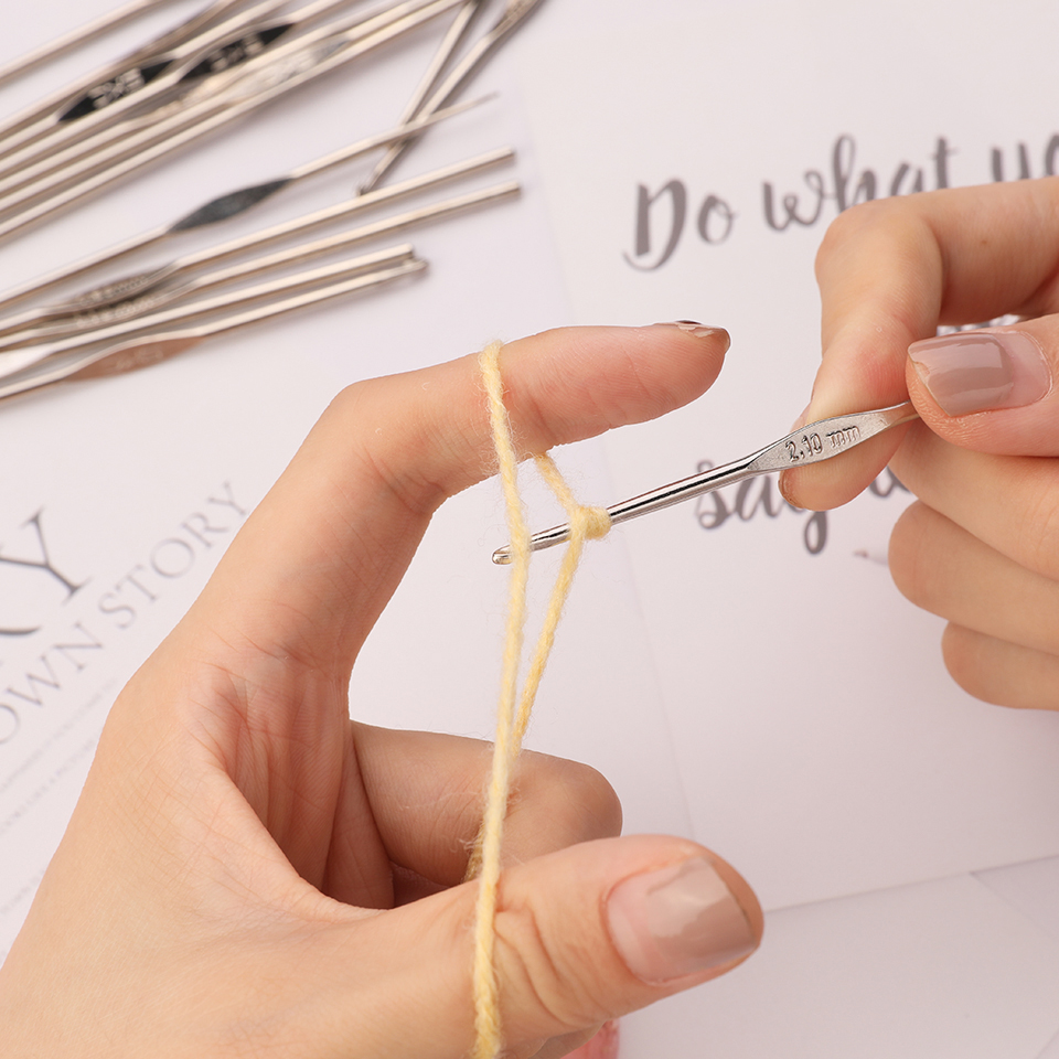 RORGETO Crochet Hooks Kit Yarn Hook Crochet Needles Sweater Weaving Knitting Sewing Yarn Needles for Beginners Silver 0.5-2.7