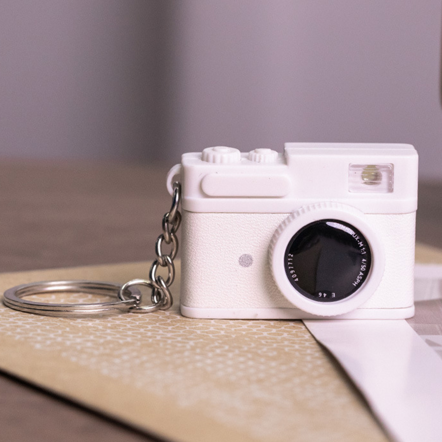 3D Mini Digital SLR Camera Simulation Retro Camera Hanging Ornaments Toy Can Shine LED Flashlight Keychain Decor Toy Keychain: WHITE