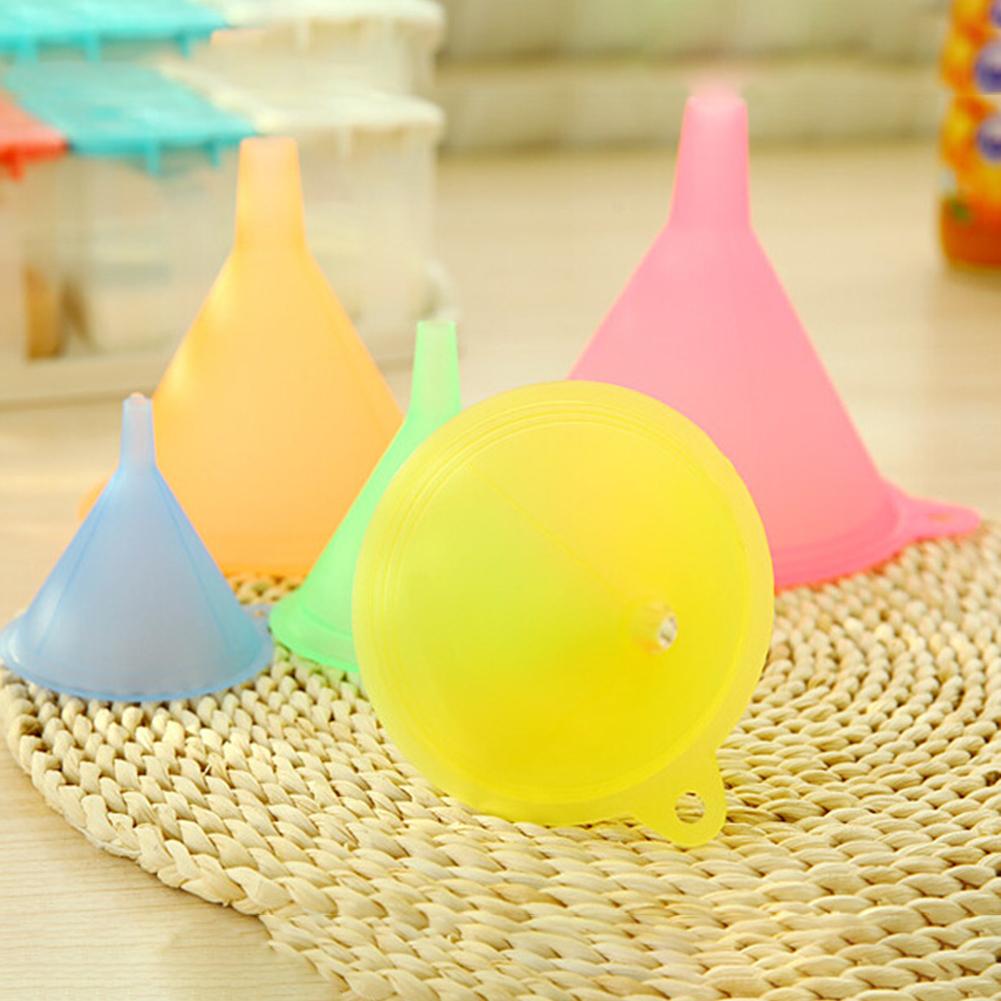 Embudo de plástico de 5 piezas para cocina, práctico embudo de salsa de soja hecho de plástico de precisión, no se filtra con el medio ambiente