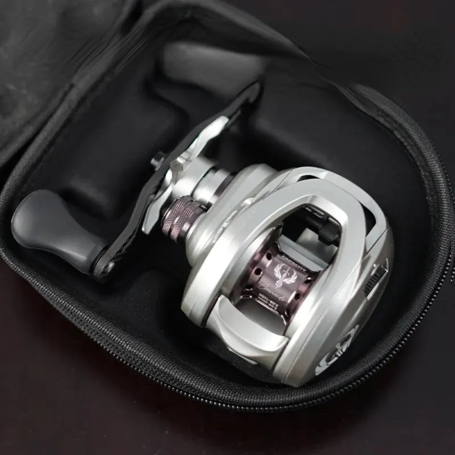 Carrete de pesca Baitcasting de fibra de carbono Commando con funda impermeable