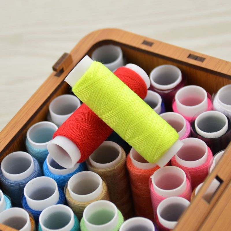 24 farver sytråd nåle værktøjssæt med bambus træ arrangør kurv