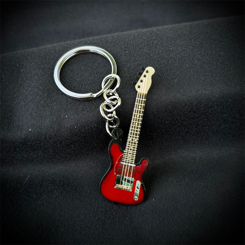 LLavero de guitarra nueva, bonito llavero de acero inoxidable con bajo para hombre y mujer, colgante para bolso, accesorios para llavero de coche, para amantes de la música 2023: Blanco