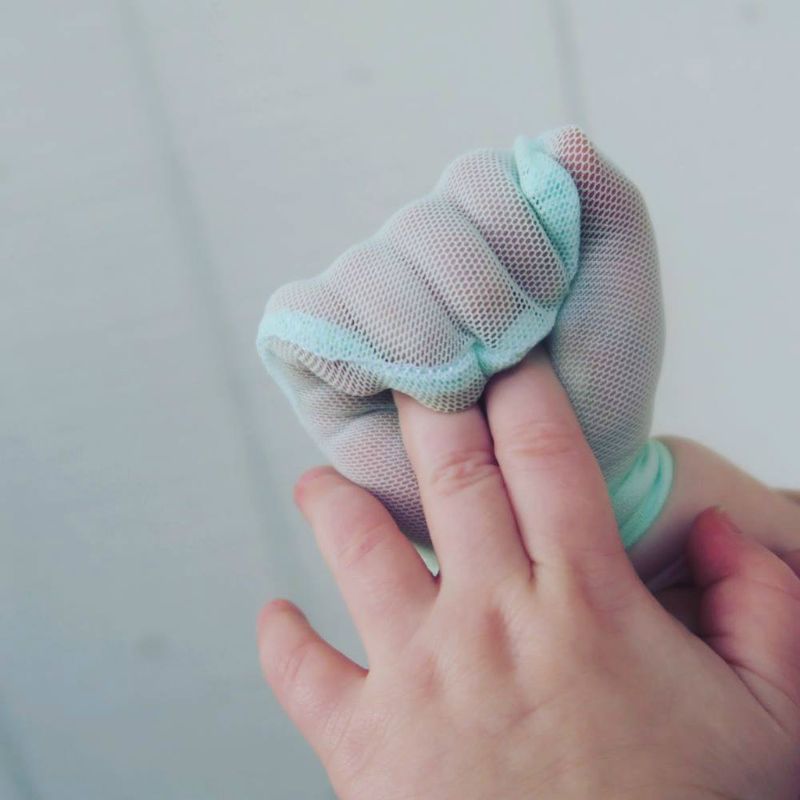 Neugeborenen Anti Kratzer Handschuhe Sommer Atmungsaktive Gittergewebe Baby Handschuhe freundlicher Schutz Gesicht Handschuhe Fäustlinge