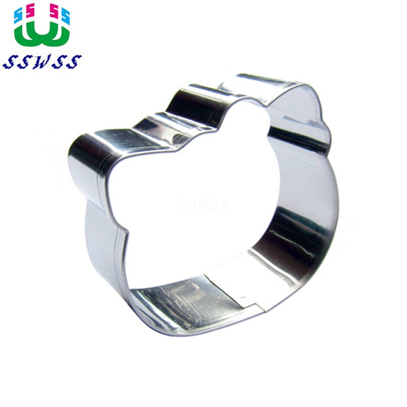 Kleine taarttool met kattengezicht waarmee je heel eenvoudig een dierenvorm kunt maken voor een desserttaart of koekje