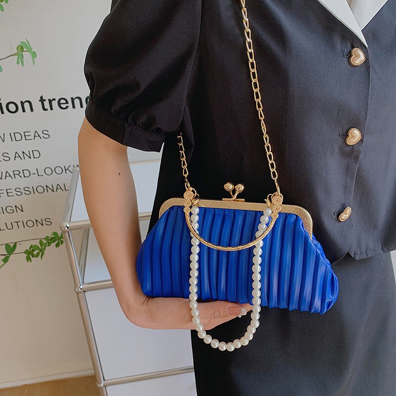 Fold Stripe Shell Bags For Woman Niche Clip Solid Pu Leather Shoulder Bag Pearls Chains Versatile Evening Handbag: Blauw