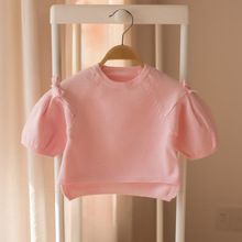 baby vest in lente en herfst van . EEN effen kleur jas met een bubble mouw.