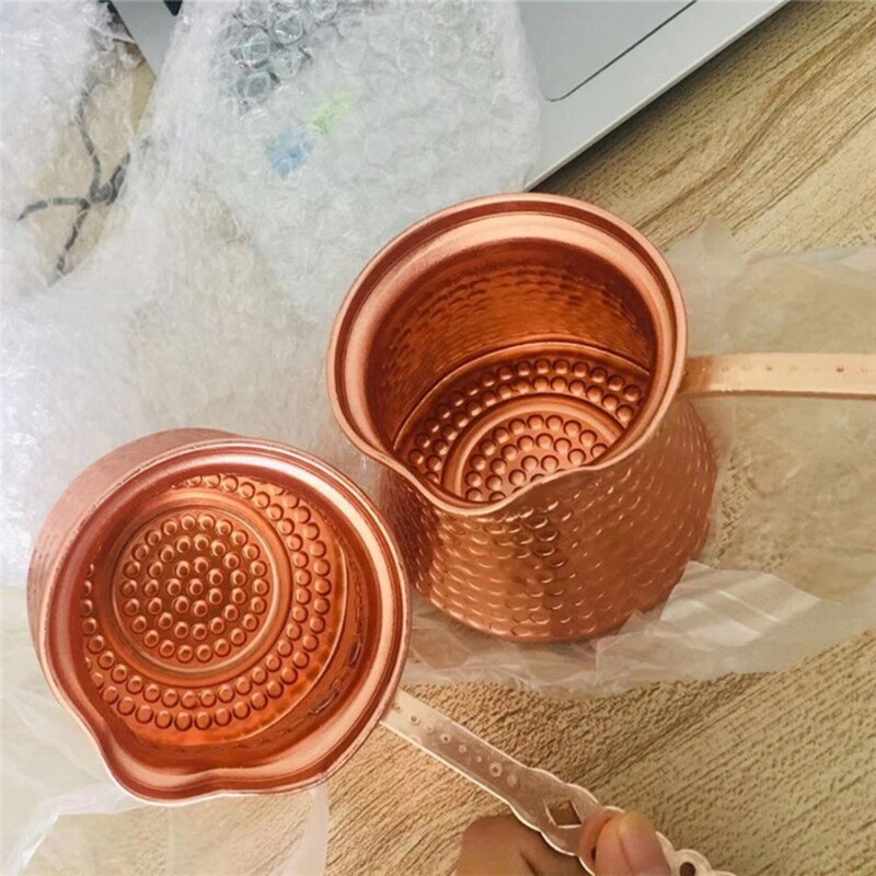 Turkse turkse koffiepot, turkse koffie, turkse koperen koffiezetapparaat voor turkse cezve, cafetaria, metalen handvat cevze