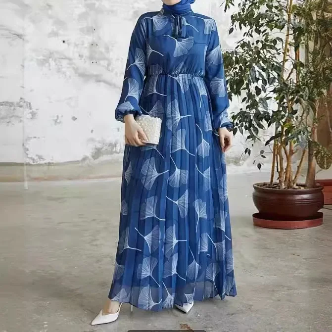Abaya, l'abito musulmano da donna del medio oriente. È un nuovo vestito alla moda con stampa A foglia di stile con una cintura di Dubai, arabia.: XL / Blu