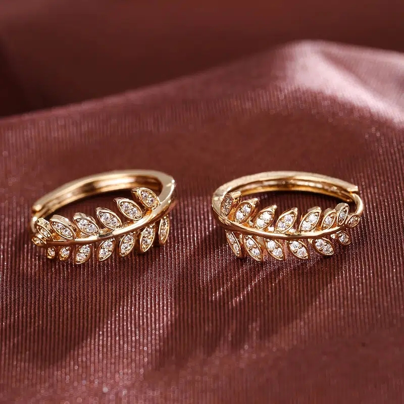 Huitan-pendientes de aro pequeños con forma de hoja de oliva para mujer, aretes sencillos y elegantes, pavimentados de cristal brillante CZ, exquisitos pendientes para chica, joyería de