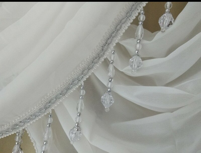 Elegante Witte Gaas Gordijn. Crystal Kwasten Versierd De Gordijn. Drape Water Rimpel Gordijn