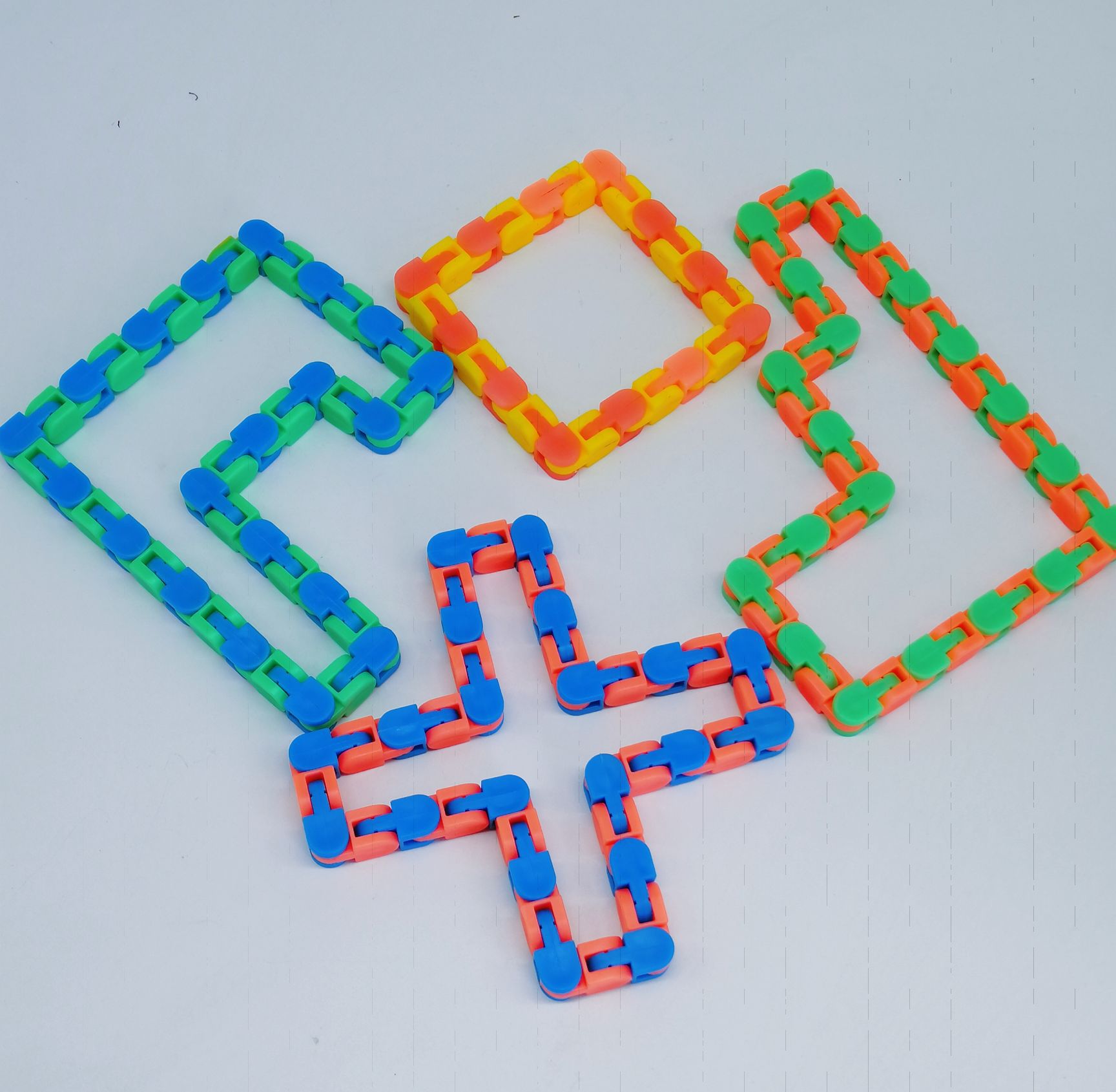 Neue 1pc Schlange Puzzles Klassische Sinnes Spielzeug Wacky Tracks Snap und Klicken Zappeln Spielzeug Kinder Autismus 28*1*1cm