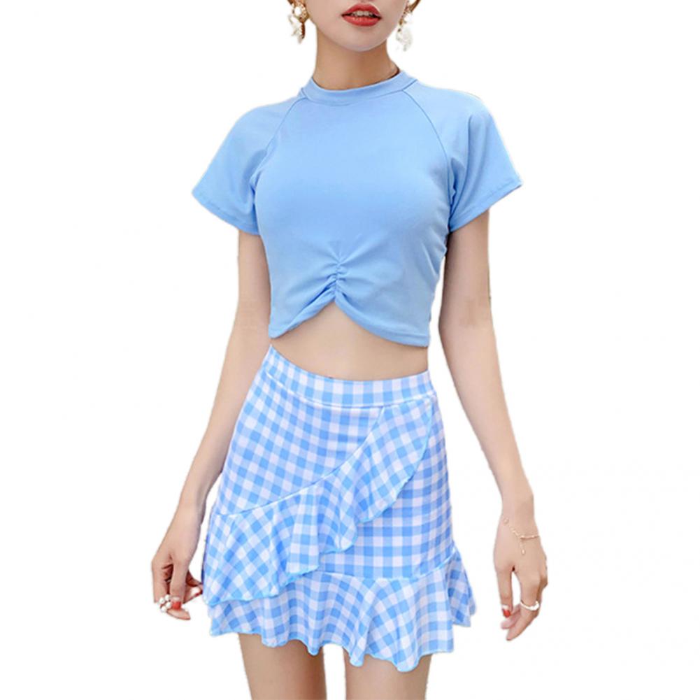 Ärmelloser, schulterfreier badeanzug mit hohem bund für den sommerurlaub