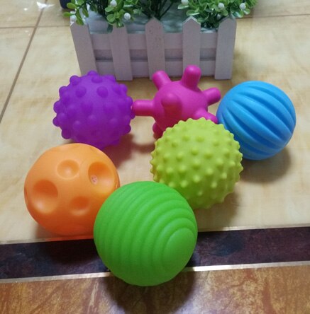 4 @ 6 stk tekstureret multiboldsæt udvikle babys taktile sanser legetøj baby touch håndbold legetøj baby træningsbold massage blød bold: Seks bløde kuglesæt a