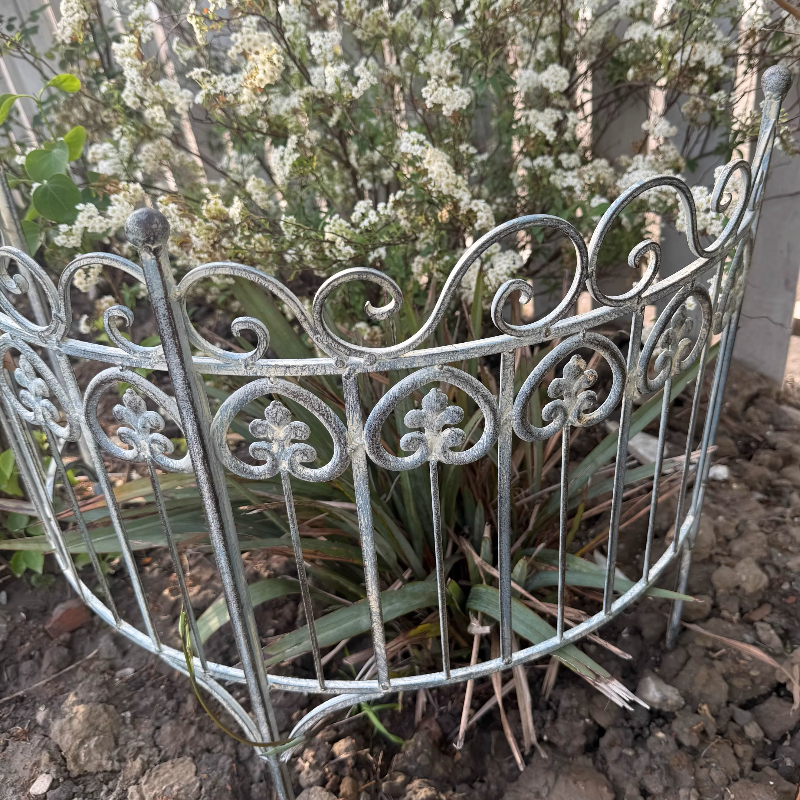 Valla de jardín rústica, sistema de soporte de plantas de hierro antiguo para enredaderas trepadoras, decoración de cama de flores, enrejado de jardín insertado en el suelo con borde
