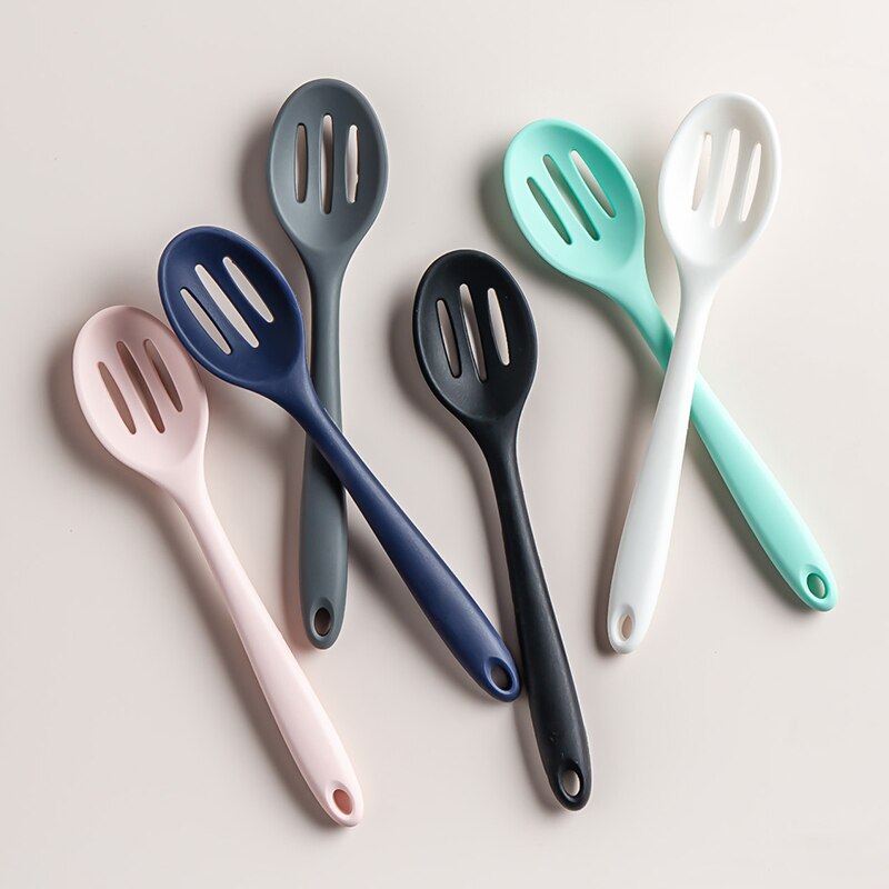 1Pcs Filter Spoon Heat Resistant Non-Stick Cooking Strainer Colander Long Handle Durable Silicone Heat Resistant Kitchen Tool