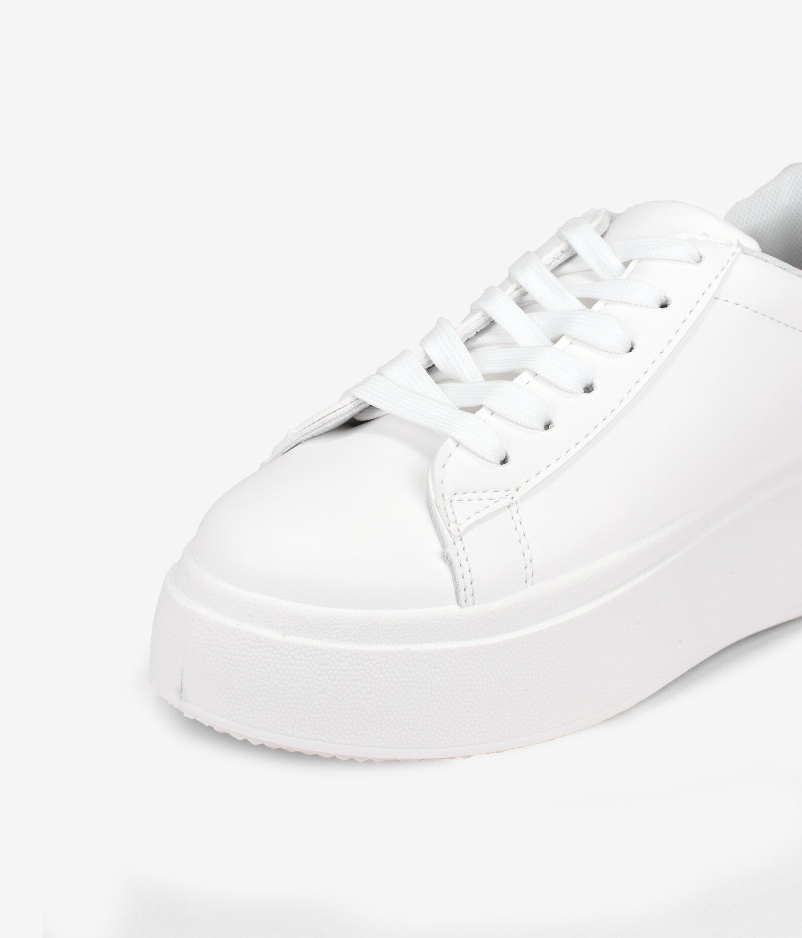 BOSANOVA Zapatillas total look blanco para mujer con suela de plataforma lisa de 5 cm. Cierre con cordones.