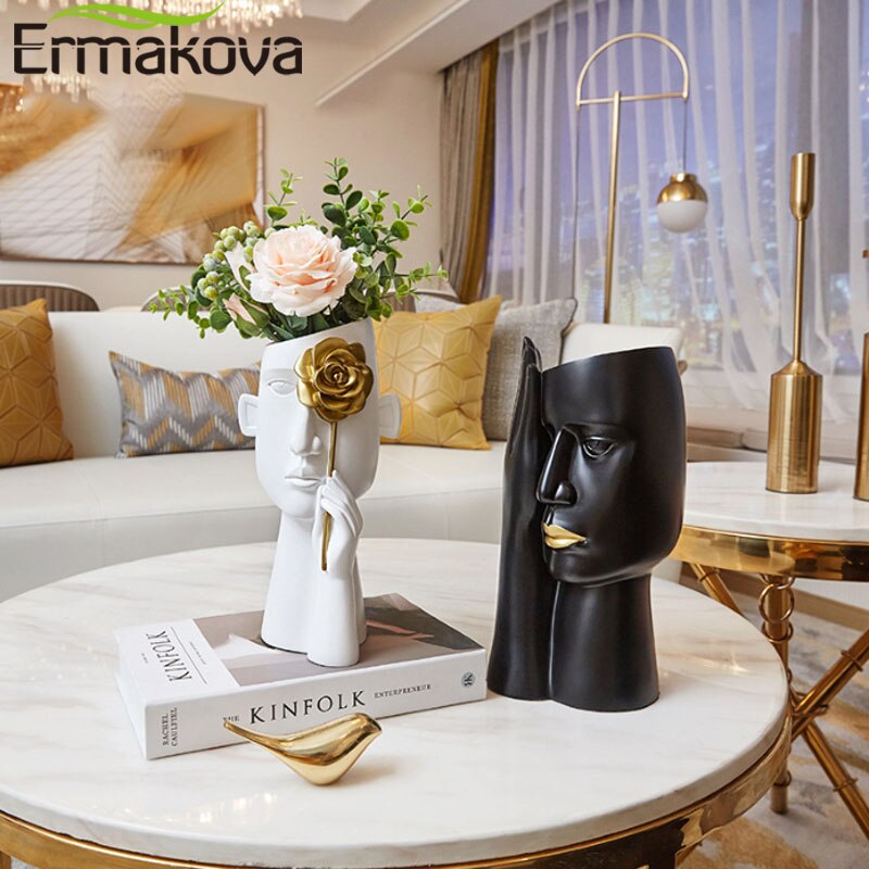 Ermakova minimalistisk portræt vaser harpiks skulptur sort menneskehoved vase gryde kontorbord blomsterarrangement boligindretning.