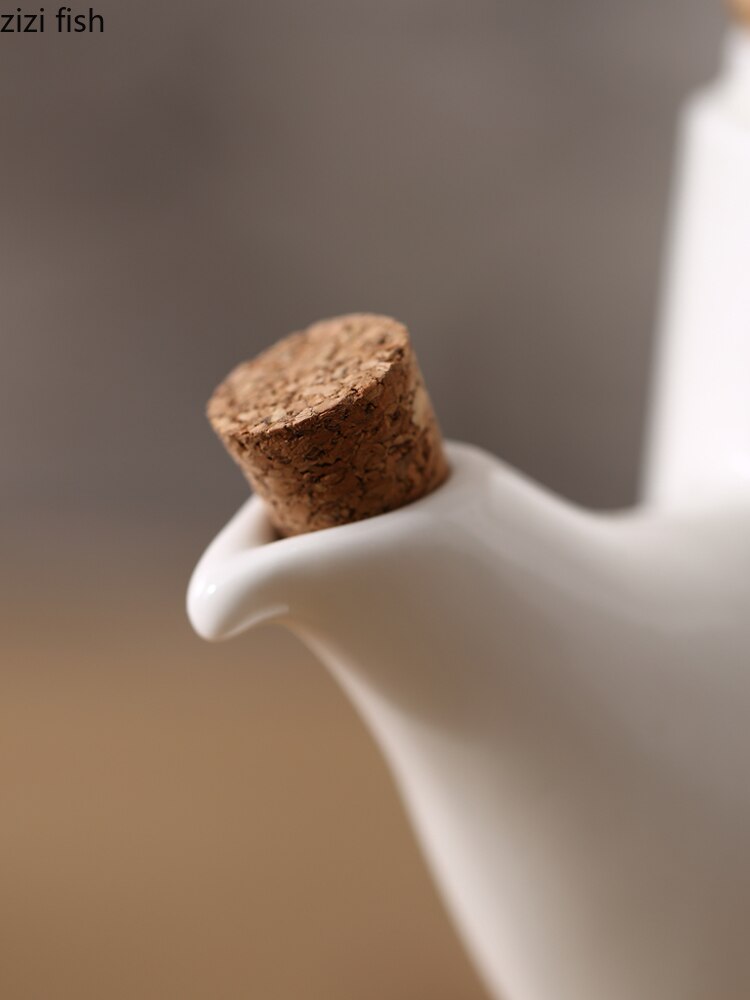 Aceitera de cerámica blanca de estilo europeo, botella de vinagre, utensilios de cocina de porcelana, jarra sellada Simple con tapa de madera, decoración del hogar