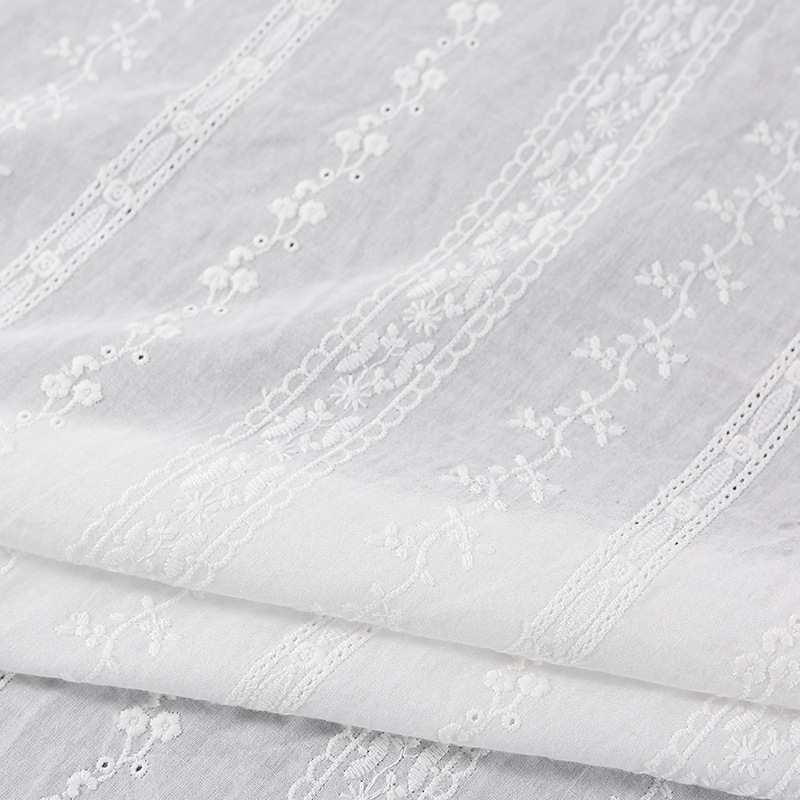 Hvitt bomullsstoff floral stripebroderi bomullsstoff maljestoff til kjole, skjorter, klessystoff, ved gården