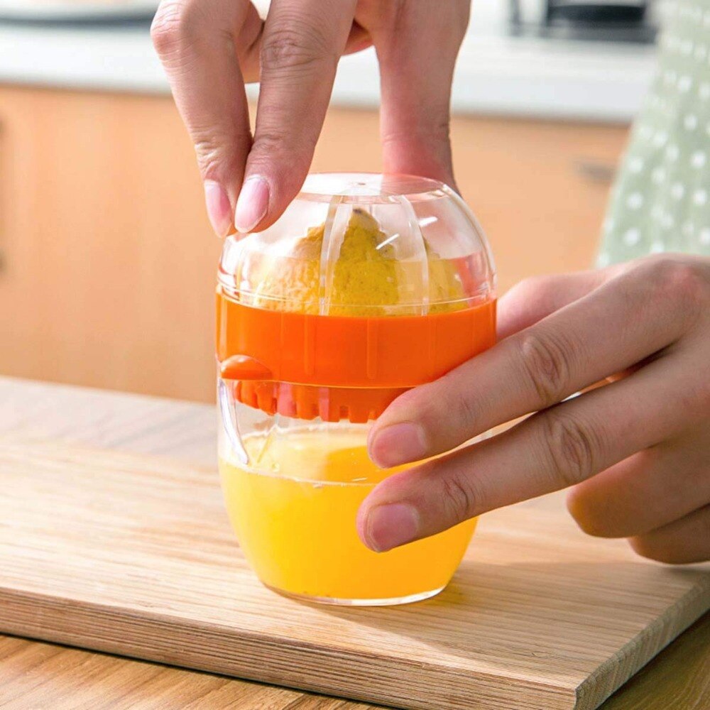 Lemon Squeezer With Lid Plastic Manual Lemon Juicer Orange Press Cup Citrus Squeezer with Pour Spout Fruit Tools KC0130
