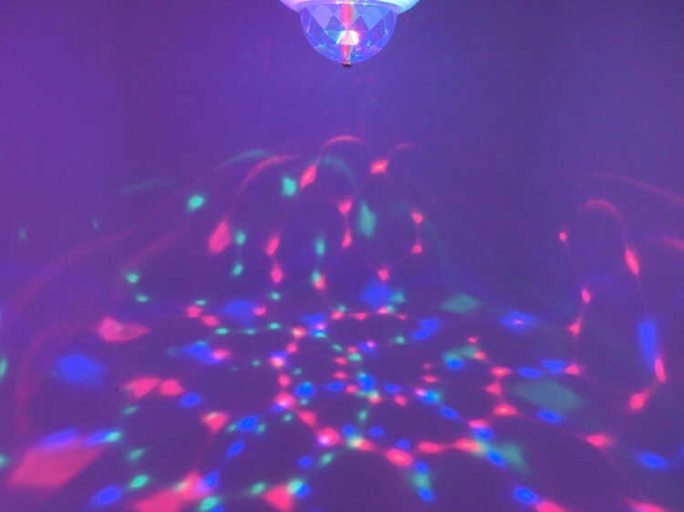 E27 8w rgb led scene lys med tradisjon hvit farge lys scene automatisk roterende lyspære for party disco dj