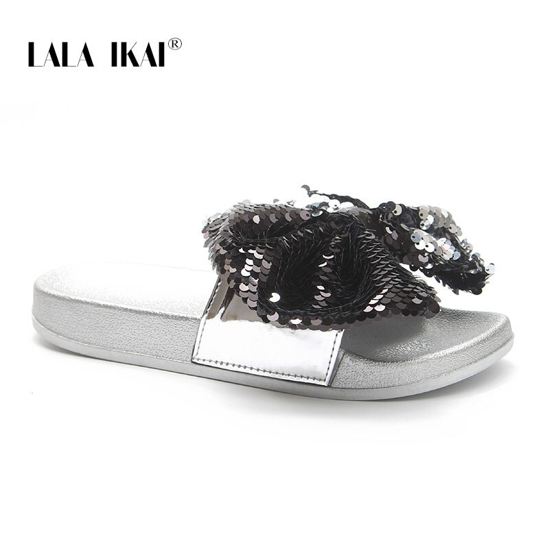 LALA IKAI femmes été pantoufles bout ouvert Bling grand noeud noeud tongs talons plats plage intérieur maison dames pantoufles XWA11118-4: SLV / 39
